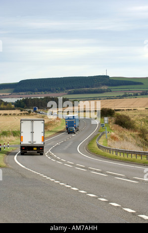 PKW und LKW auf der A1-Straße in Schottland reisen Stockfoto