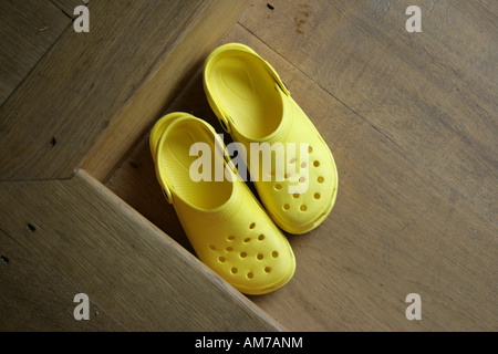 Crocs auf Holzboden Stockfoto