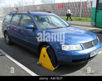 Parkplatz-Klemme auf ein Auto, Newquay, Cornwall, Großbritannien Stockfoto