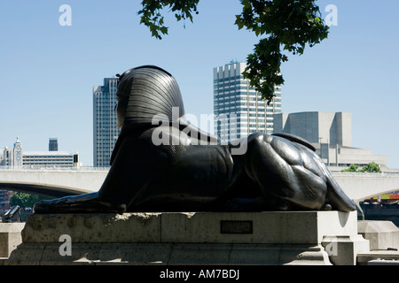 Sphinx auf Basis von Kleopatras Nadel, Victoria Embankment, London Stockfoto