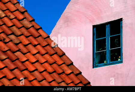 Dach und Haus Wand mit Fenster, Bornholm, Dänemark Stockfoto