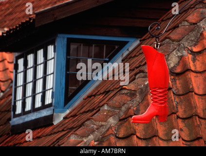 Rote Stiefel an einem Schuhgeschäft in Svaneke, Bornholm, Dänemark Stockfoto