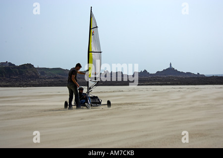 Jersey, Channel Islands UK GB auf fünf Meile Strand von St-Ouen Blo Karting La Corbiere Leuchtturm Stockfoto