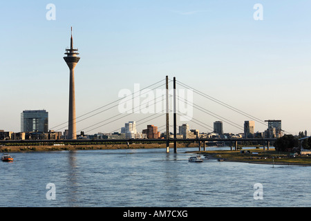 Stadtbild mit Rheinbrücke, Blick von Norden, Düsseldorf, NRW, Deutschland Stockfoto