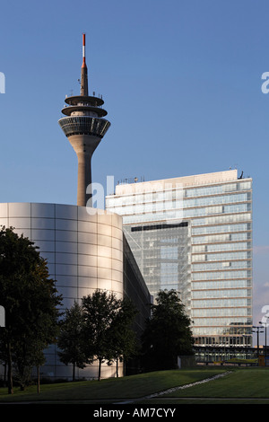 Hochhaus-Stadttor und Fernsehturm, Düsseldorf, NRW, Deutschland Stockfoto