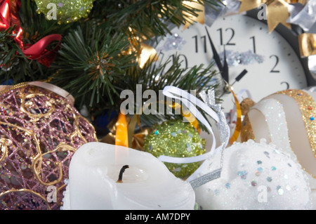 Festliche Weihnachten Komposition mit verschiedenen Urlaub Kugeln Kerze und anderen Verzierungen konzentrieren sich nur auf Kerze Stockfoto