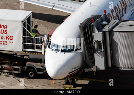 Mitarbeiter eines Gastronomieunternehmens Laden einer Boeing 737 in Parkposition, Flughafen Düsseldorf, NRW, Deutschland Stockfoto