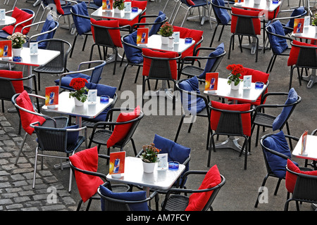 Tische und Stühle mit bunten Sitzkissen, leere Terrasse ein open-air-Restaurant, Düsseldorf, NRW, Deutschland Stockfoto