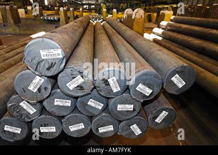 Fertiger Strangguss-Rundstahl mit Barcode im Stahlwerk HKM, Duisburg-Ehingen, NRW Stockfoto