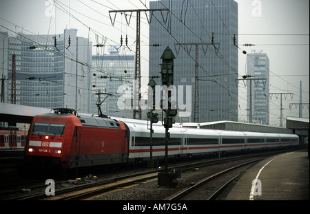 Die Deutsche Bahn inter City express-Zug Essen, Nord Rhein Westfalen, Deutschland zu verlassen. Stockfoto