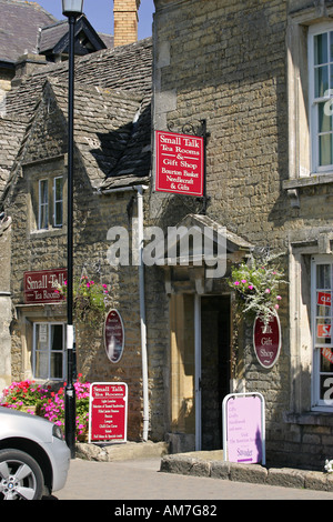 Eingang eines typischen Cotswold Tearoom Restaurant Café im berühmten England Touristenziel Bourton auf der Wasser-UK-GB Stockfoto