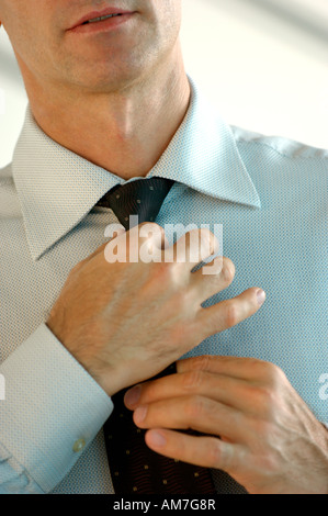 Geschäftsmann Anpassung Krawatte, close-up Stockfoto