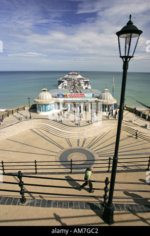 Antike Replik viktorianischen Promenade Straßenlaterne und Ansicht von Cromer Pier im Sommersonnenschein, Norfolk England Großbritannien UK GB Stockfoto