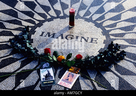 Dekorierte Gedenkstätte für John Lennon, Strawberry Fields, Central Park, New York City, USA Stockfoto