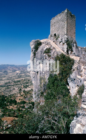 Eine Burg der maurischen Ursprungs sitzt über dem kleinen Dorf La Iruela in der Nähe von Cazorla, am Rande der Sierra de Cazorla Stockfoto