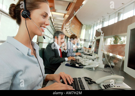 Geschäftsleute, die Arbeit in Büro, Lächeln Stockfoto