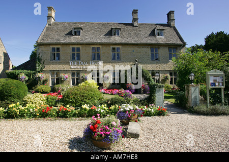 Das Dial House Hotel ein beliebtes Wahrzeichen in der berühmten Cotswold touristischen Dorf von Bourton auf dem Wasser Gloucestershire England Stockfoto