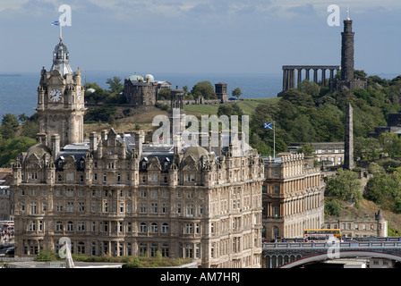 Skyline-Blick von Edinburgh Schloss Balmoral Hotel Nelson Denkmal Nationaldenkmal Calton hill Edinburgh Schottland Stockfoto