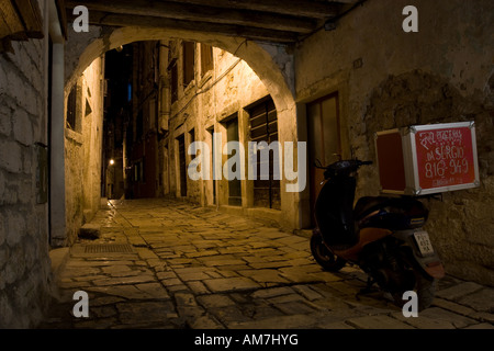 Enge Gassen in der Nacht in Rovinj, Istrien, Kroatien Stockfoto
