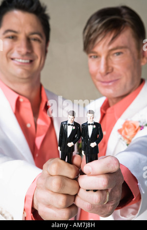 Gay paar halten zwei Kunststoff Bräutigam Stockfoto