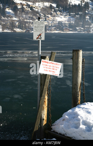 Gefahrenzeichen, zugefrorenen See Stockfoto