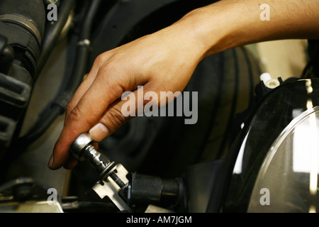 Kfz-Mechaniker mit Schraubenschlüssel Stockfoto