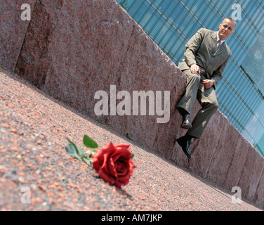 Junger Mann mit Rose am Potsdamer Platz, Berlin, Deutschland Stockfoto