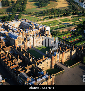 Hampton Court Palace, erbaut von Kardinal Wolsey London UK Luftbild Stockfoto