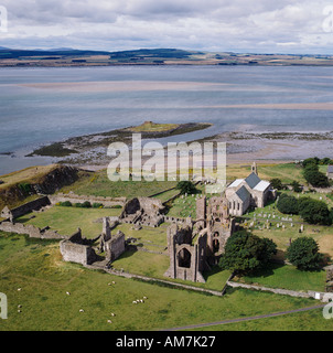 Luftaufnahme von Lindisfarne Priory Holy Island Northumberland UK Stockfoto