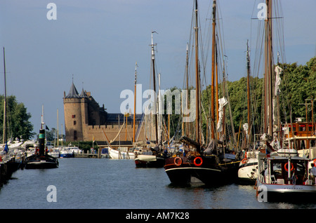 Niederlande Muiderslot Muiden IJsselmeer Schloss mittelalterlichen Hafen Hafen Boot Stockfoto