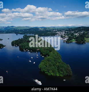 Belle Isle und Lake Windermere mit Bowness in Ferne Cumbria Seenplatte UK Luftbild Stockfoto