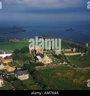 Lindisfarne Priory und Schloss Holy Island Northumberland Luftbild Stockfoto