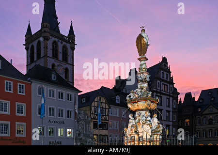 Hauptmarkt, Brunnen St. Peter und St. Gangolf Kirche, Trier, Rheinland-Pfalz, Deutschland Stockfoto