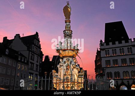 Hauptmarkt, St. Peter Brunnen und ehemaligen Rathaus, Trier, Rheinland-Pfalz, Deutschland Stockfoto