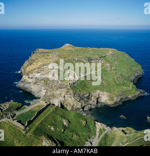 Tintagel Island und das Schloss Cornwall UK legendäre Heimat von Camelot Luftbild Stockfoto