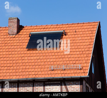 Ein altes Haus mit moderner Technik auf dem Dach Stockfoto