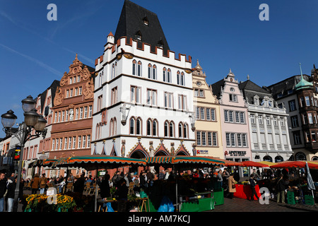 Hauptmarkt mit Reihe von schönen alten Häusern, Trier, Rheinland-Pfalz, Deutschland Stockfoto