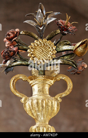 Vase gemacht geschmiedete Eisen, goldene Chor Tor, Kathedrale von Trier, Rheinland-Pfalz, Deutschland Stockfoto