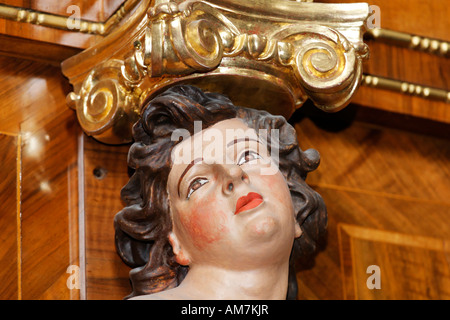 Kopf eines Engels geschnitzten Spalte vor Holz Intarsien, Kathedrale von Trier, Rheinland-Pfalz, Deutschland Stockfoto