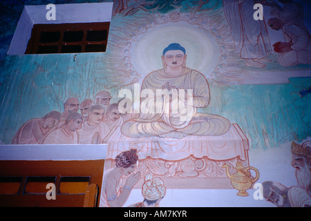 Sarnath Indien Szenen vom Leben des Buddha Tempel buddhistische Buddha predigen ersten Predigt zeigt Dharmachakramudra Stockfoto