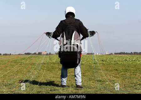 Bereit für Gleitschirm abheben in die Felder, NRW, Deutschland Stockfoto