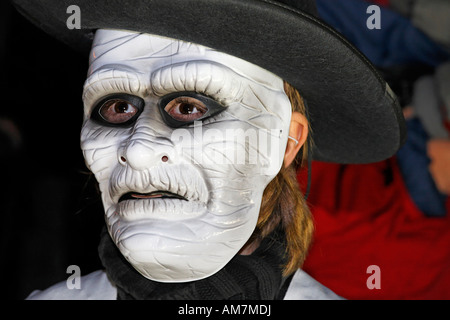 Junge Frau mit Maske eines alten Mannes, Halloween-Event für Kinder, Theatermuseum Düsseldorf, NRW, Deutschland Stockfoto