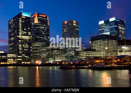 Canary Wharf Wolkenkratzer Dämmerung London Stockfoto