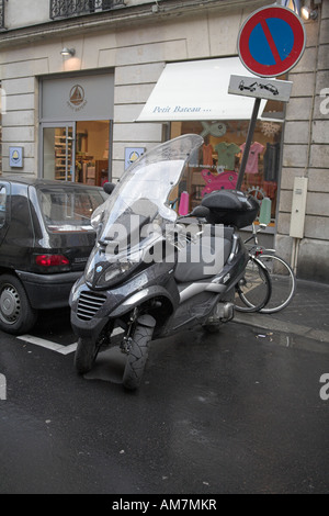 Piaggio MP3-drei Rädern Roller geparkt im Marais Paris Straße Stockfoto