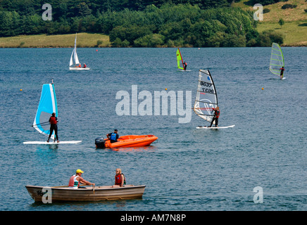 Windsurfen, Rudern & Segeln auf Carsington Süßwasserreservoirs In Derbyshire, England. Stockfoto