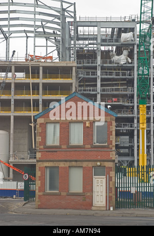 Alten Backsteingebäude in den Schatten gestellt durch Neuentwicklung Sheffield, South Yorkshire Stockfoto