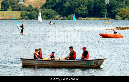 Windsurfen, Rudern & Segeln auf Carsington Süßwasserreservoirs In Derbyshire, England. Stockfoto