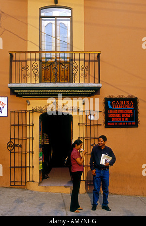 Mexikanische Volk junger erwachsener Mann und Frau stehen und sprechen zusammen Street, Oaxaca, Oaxaca de Juarez, Mexiko Stockfoto