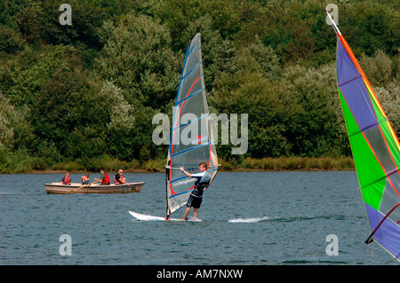 Windsurfen & Rudern auf Carsington Süßwasserreservoirs In Derbyshire, England. Stockfoto