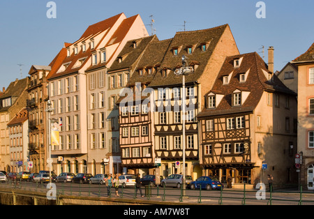 Mittelalterliche Gebäude in der Nachmittagssonne in Straßburg, Frankreich Stockfoto